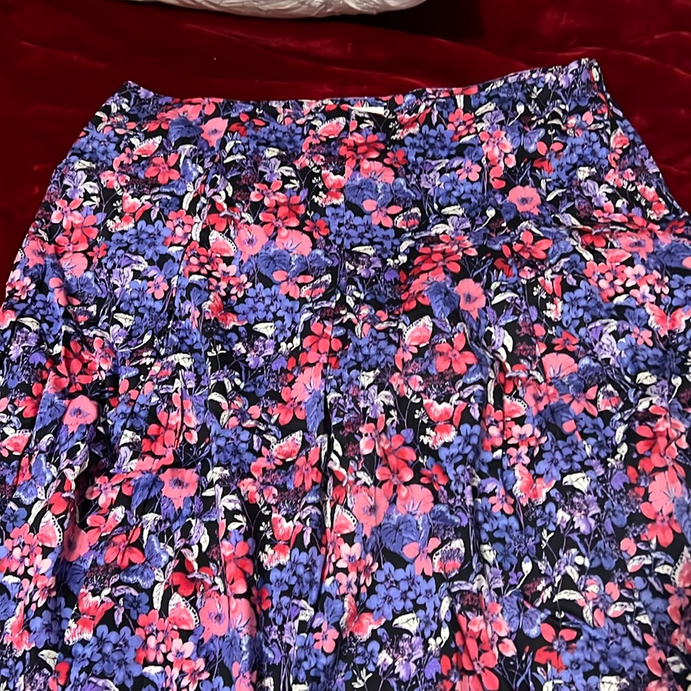 Women’s skirt. Mint condition. Side zip. Pink/purple flower pattern.